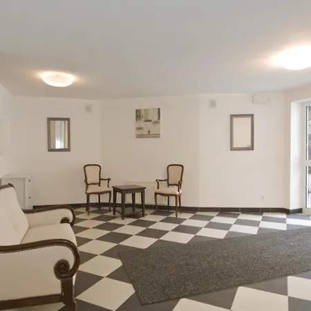 Apartment Charming With Patio